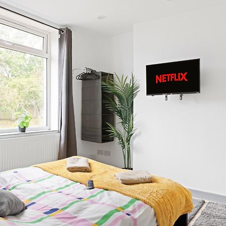 Stanion Luxurious 3 Bedroom Modern House Northamptonshire, Double, Twins, Single, Free Parking, Free Wi-Fi, Pets, Up To 8 Sleeps, 4 Smart Tvs Corby Exterior foto