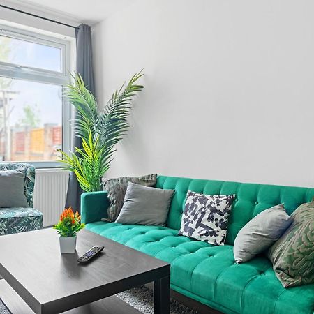 Stanion Luxurious 3 Bedroom Modern House Northamptonshire, Double, Twins, Single, Free Parking, Free Wi-Fi, Pets, Up To 8 Sleeps, 4 Smart Tvs Corby Exterior foto