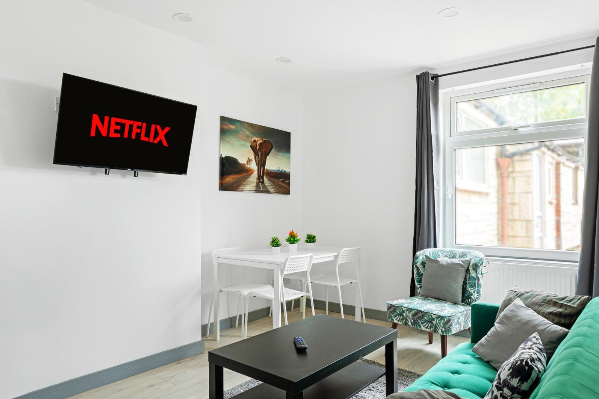 Stanion Luxurious 3 Bedroom Modern House Northamptonshire, Double, Twins, Single, Free Parking, Free Wi-Fi, Pets, Up To 8 Sleeps, 4 Smart Tvs Corby Exterior foto