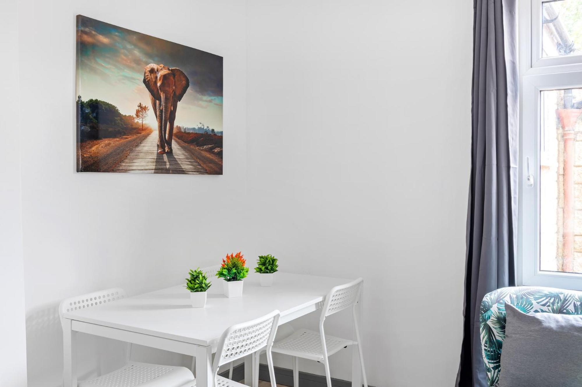 Stanion Luxurious 3 Bedroom Modern House Northamptonshire, Double, Twins, Single, Free Parking, Free Wi-Fi, Pets, Up To 8 Sleeps, 4 Smart Tvs Corby Exterior foto