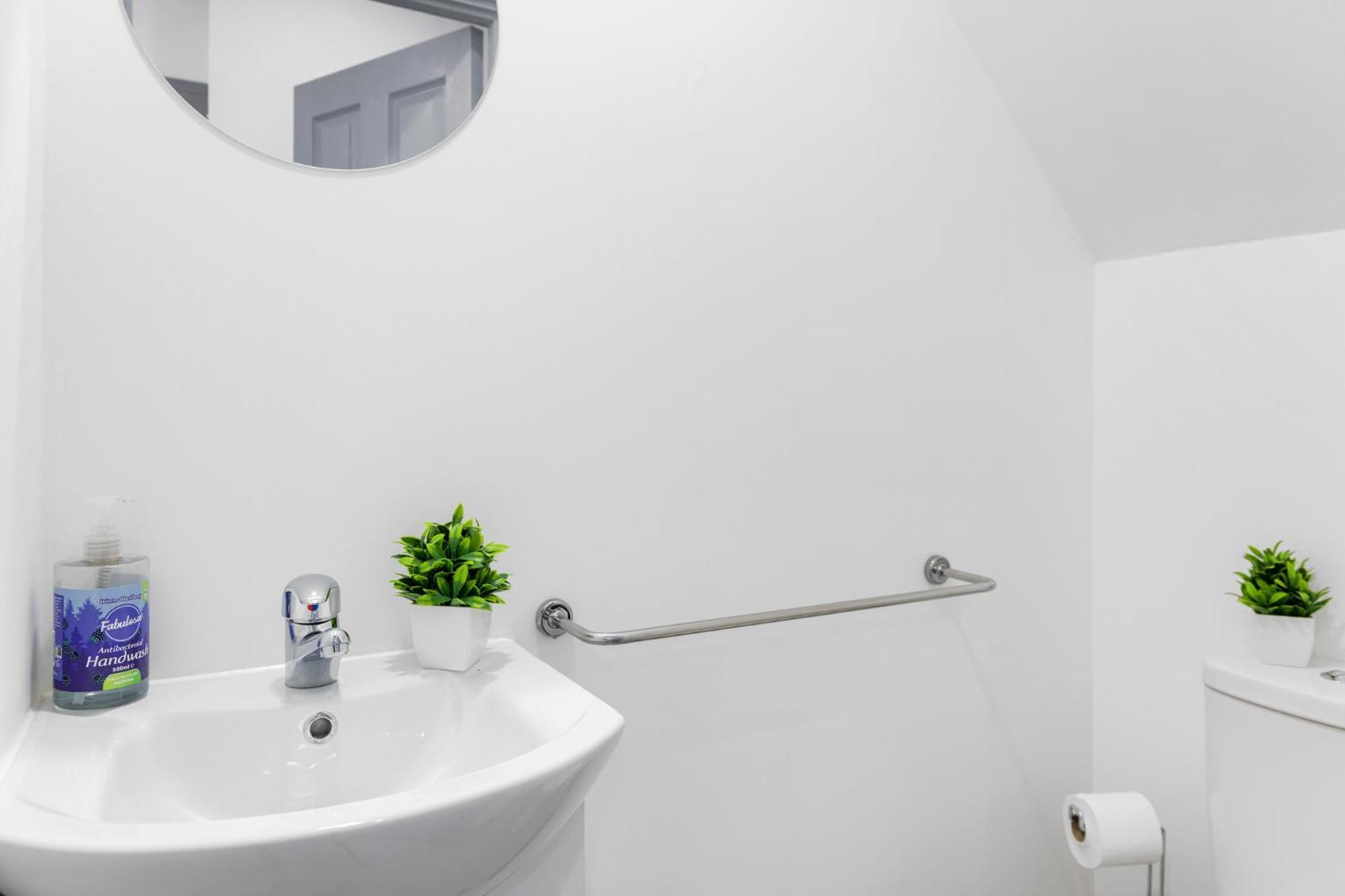 Stanion Luxurious 3 Bedroom Modern House Northamptonshire, Double, Twins, Single, Free Parking, Free Wi-Fi, Pets, Up To 8 Sleeps, 4 Smart Tvs Corby Exterior foto
